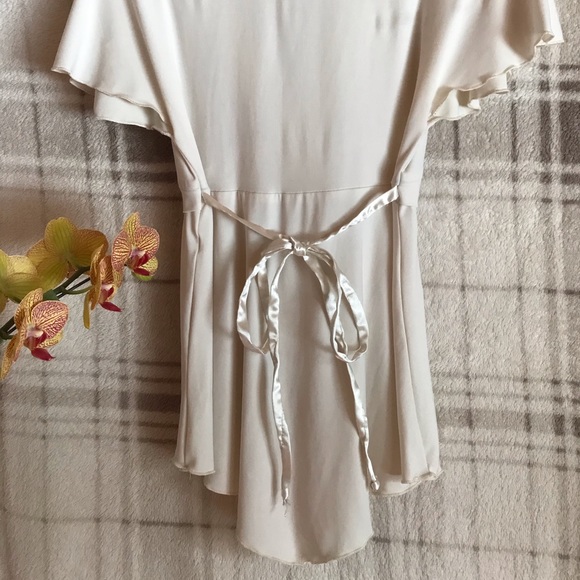 XOXO Cream Blouse - Super Flattering! - Picture 6 of 8